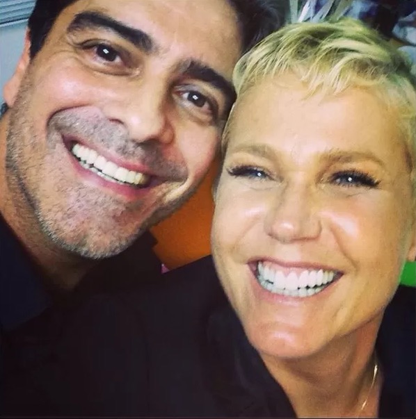 Em clima de romance Xuxa posa namorado em banheira e faz declaração